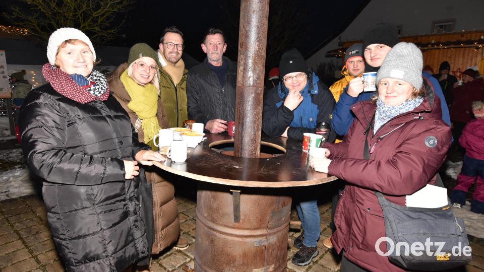Um den wärmenden Ofen versammelt, ließen sich diese Besucher einen Glühwein schmecken Bild: no