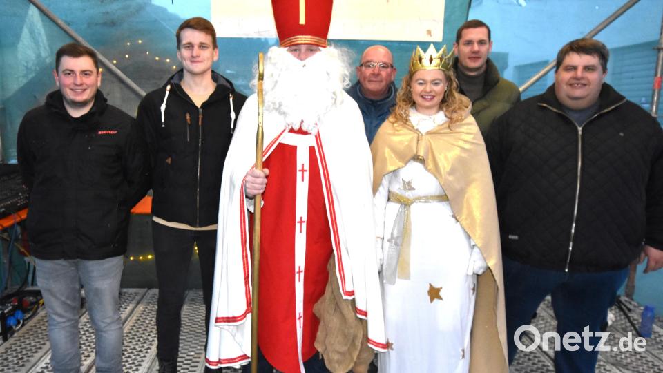 Beim Dankeschön auf der Bühne (von links) Florian Graf, Philipp Sellner, Nikolaus Henner Wasmuth, Thomas Dirler, Christkind Lea Bleisteiner, Matthias Dürgner und Bürgermeister Dieter Dehling Bild: no