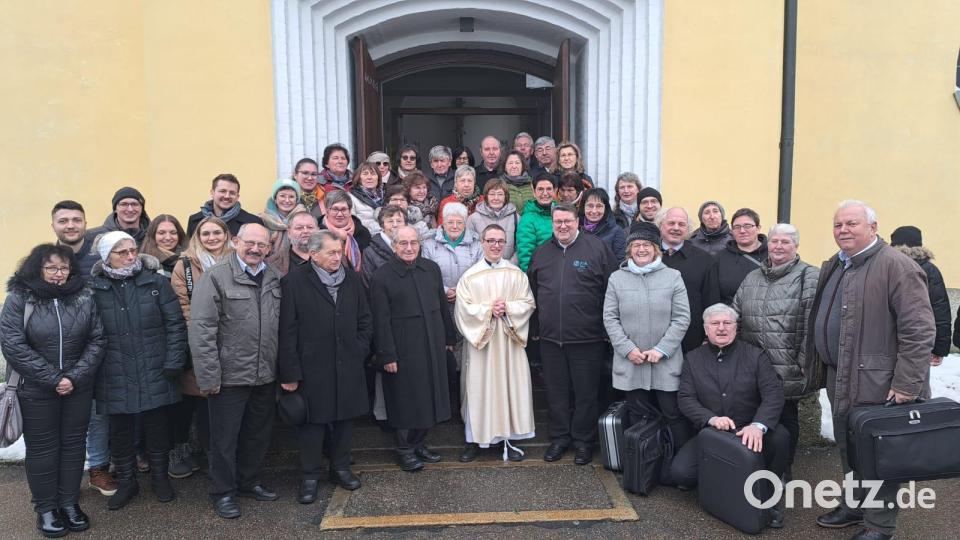 Viele Gläubige sind aus der Pfarrei Moosbach, besonders aus Etzgersrieth, bei der Diakonweihe von Michael Steinhilber in Kelheim dabei. Anschließend gratulierten sie Michael Steinhilber (Mitte) zur Diakonenweihe, eingerahmt von Prälat Hermann Hierold (links) und Pfarrer Udo Klösel (rechts). Bild: gi