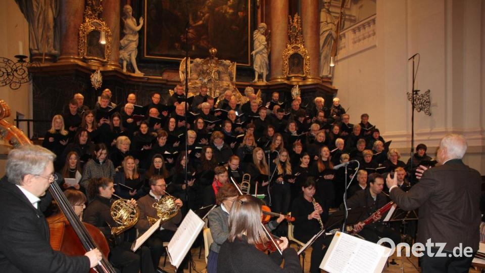 Der Basilikachor, der Schulchor des Stiftland-Gymnasiums und der Männergesangverein Waldsassen bildeten einen imposanten Gemeinschaftschor. Bild: kro