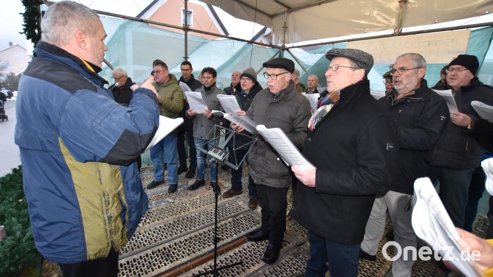 Der Männergesangverein Illschwang trug unter Leitung von Clemens Lindner Weihnachtslieder vor. Bild: no