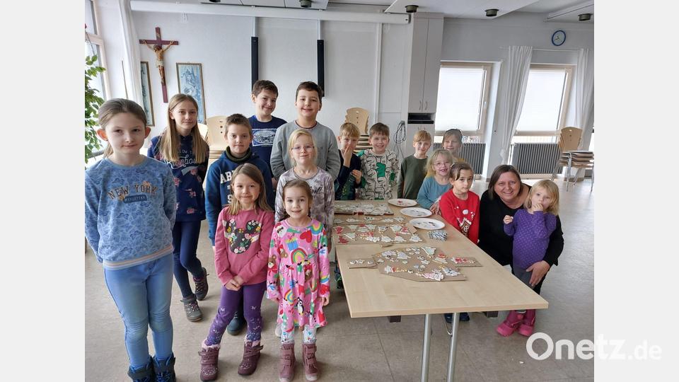 15 Kinder bastelten in der Wichtelwerkstatt der Kolpingsfamilie Teelichthalten und kleine Tannenbäume. Bild: Maria Gleißner