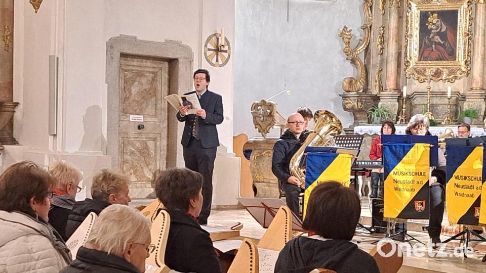 Innig singt Bariton Raphael Ernst die Lieder. Begleitet wird der Solist von Fabian Schedl am E-Piano. Bild: kwl