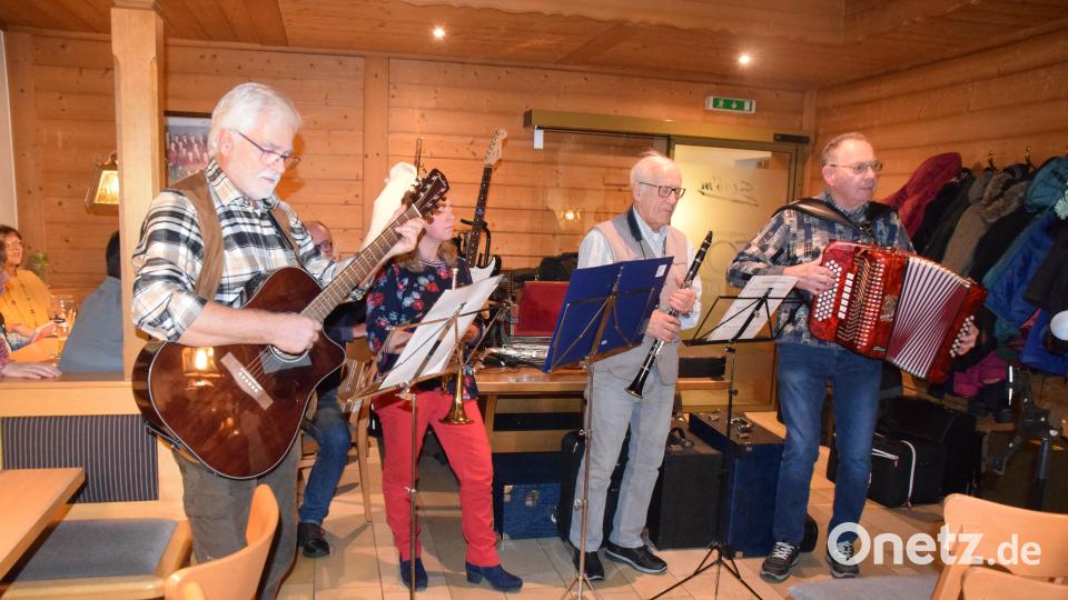 Diese Musikanten eröffneten den ersten Stammtischabend im Gasthof Zur Post in Kürmreuth. Bild: wku