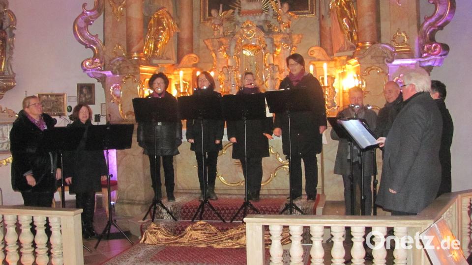 Mit überlieferten und modernen Weihnachtsliedern in englischer Sprache zog das Vokalensemble &quot;ChorDiSono&quot; am Sonntag alle Register seines Könnens. Bild: sei