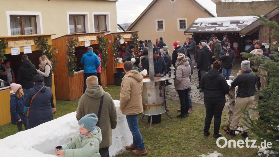Die kulinarische Meile im Rankl-Hof bietet Knacker, Kartoffelsuppe, Hot Aperol und Vieles mehr. Bild: wel