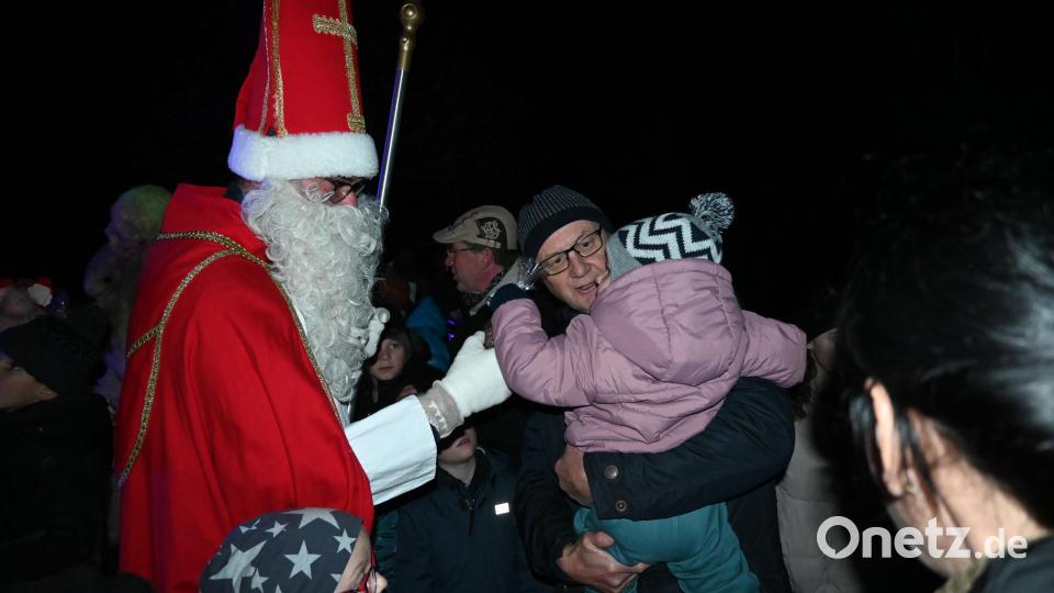 Der Nikolaus beschenkte die anwesenden Kindern mit kleinen Päckchen. Bild: kki