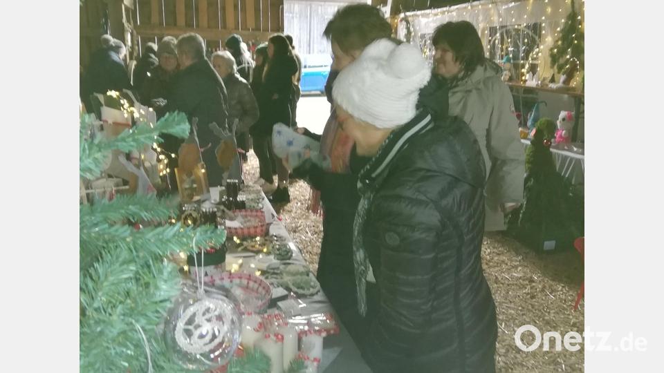 Der &quot;Dekozauber&quot; des Frauenbunds zieht zahlreiche Besucher an. Bild: Lisa Bauer/exb