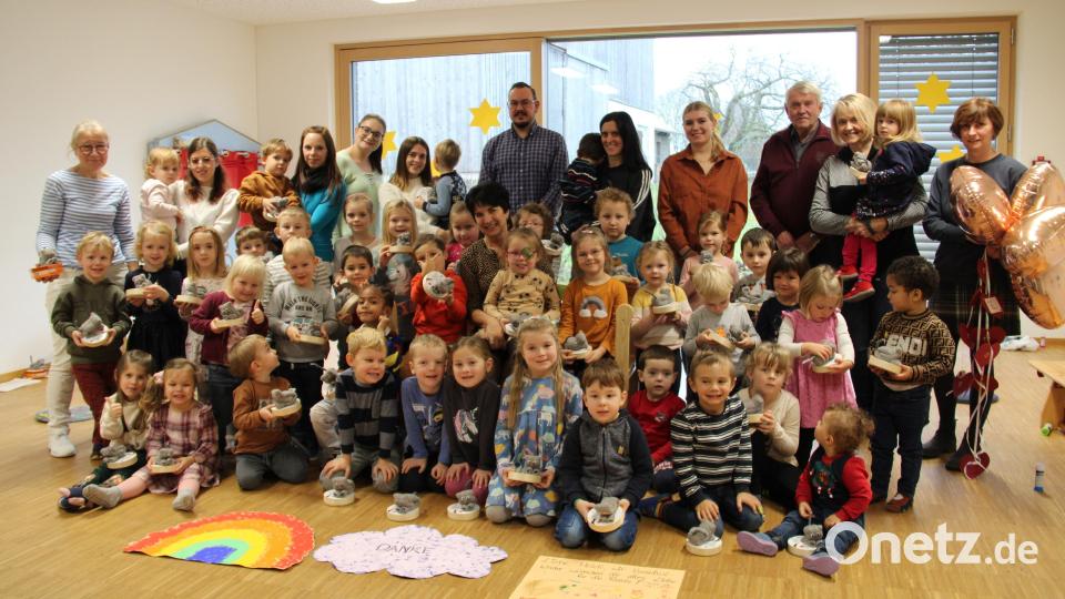 Sehr gerührt war Heidrun Hofmeister, als sie nach 30 Jahren als Kindergartenleiterin von 40 Kindern des AWO Kinderstodl Püchersreuth in den Ruhestand verabschiedet wurde. Bild: prh