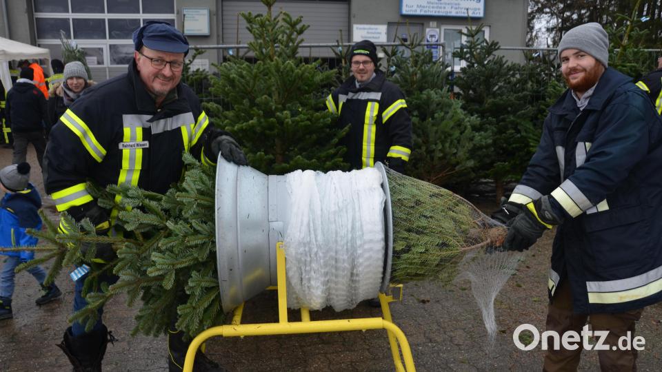 Diesmal sind die Feuerwehrleute aus Böhmischbruck in vorweihnachtlicher Mission beim Christbaumverkauf unterwegs. Das Angebot nimmt die Bevölkerung dankend an. Bild: dob