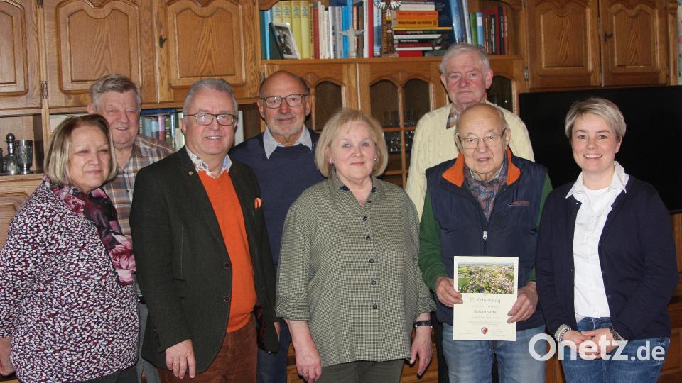 Seinen 85. Geburtstag feierte Richard Strobl (Zweiter von rechts). Dazu gratulierten neben Ehefrau Berta (links neben ihm) und Tochter Carmen Kirchner (rechts) auch die Verwandten Ingrid und Engelbert Schmid, Bürgermeister Toni Dutz, Gottfried Hofmann (von links) und Erich Trottmann (hinten rechts). Bild: wro