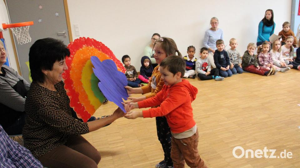 Sehr gerührt war Heidrun Hofmeister, als sie nach 30 Jahren als Kindergartenleiterin von 40 Kindern des AWO Kinderstodl Püchersreuth in den Ruhestand verabschiedet wurde. Bild: prh