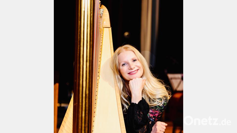 Harfenistin Evelyn Huber ist musikalische Begleiterin von Jule Ronstedt beim Abend unter dem Motto &quot;Überlebenslust&quot; in der Aula des Klosters Waldsassen. Bild: Evelyn Huber/Waldsassener Kammermusikkreis/exb