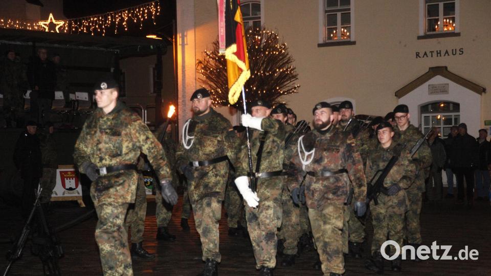 Mit dem Auszug der Truppenfahne endet der Appell zum Abschied der Soldaten, die im Januar für ein halbes Jahr nach Litauen abgestellt werden. Bild: Hirsch