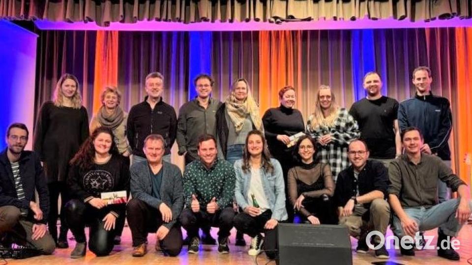 Zum Abschluss des Quizabends posieren die Gewinner-Teams mit der Band und dem Quiz-Master auf der Bühne. Bild: Stadt Grafenwöhr/exb