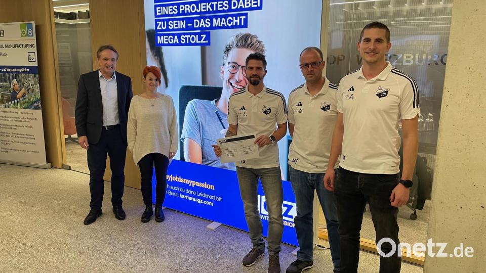 Der IGZ-Karriere-Cup 2024 wurde ausgelost. Unser Bild zeigt von links Alfred Meyer (IGZ),&quot; Losfee&quot; Franziska Kamm sowie Tobias Santl, Markus Thoma und Thomas Faltenbacher vom Organisationsteam des SV Steinmühle. Bild: kro