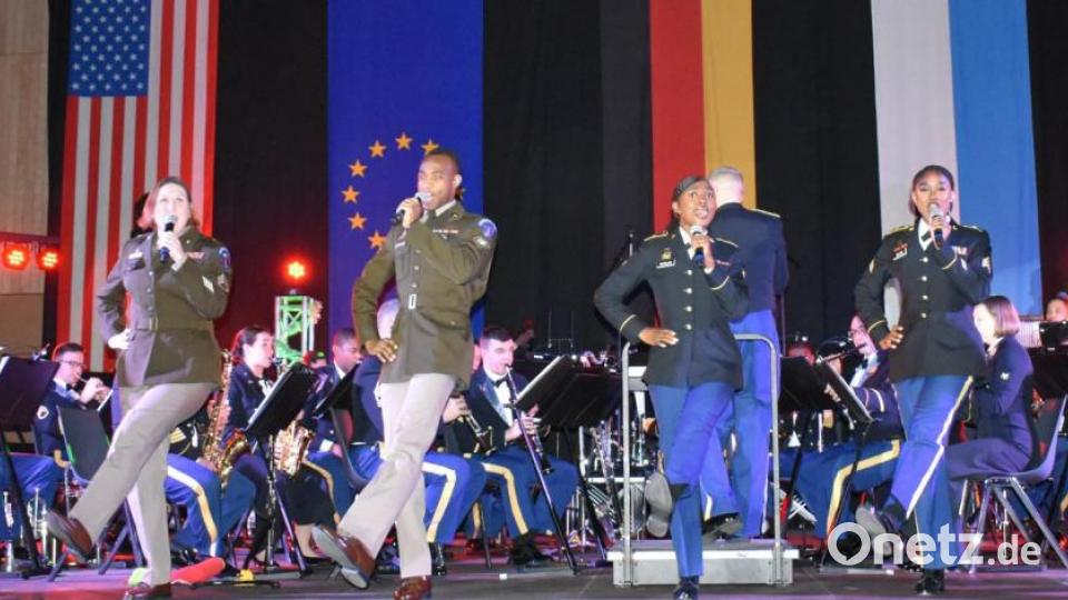 1200 Besucher sind begeistert vom Weihnachtskonzert der &quot;United States Army Europe Band&quot; and Chorus in der Stadthalle Grafenwöhr. Bild: rgr
