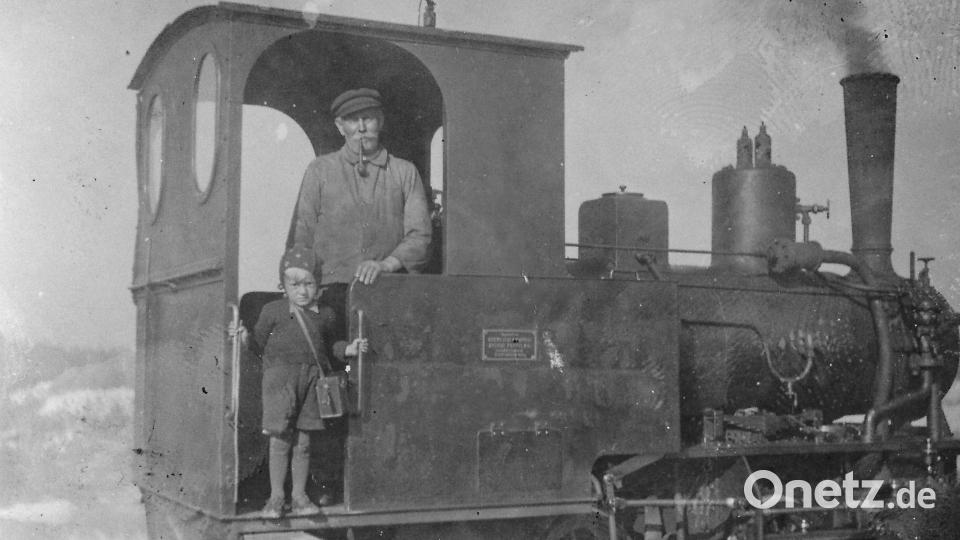 Der damals vierjährige Richard Strobl mit seinem Großvater Josef Strobl auf einer Dampflok. Das Foto entstand 1942 an einer Schönhaider Kaolingrube. Bild: Archiv Werner Robl/Familie Strobl/exb
