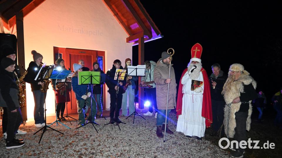 Der Nikolaus gab sich ein Stelldichein an der &quot;Knotenlöserin&quot;-Kapelle in der Ziegelleite. Bild: kki