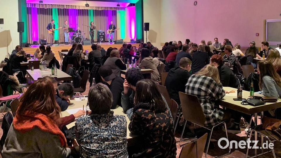 Während die Teams quizzen, rockt die Band „Granny is Back“ das Jugendheim. Bild: Stadt Grafenwöhr/exb