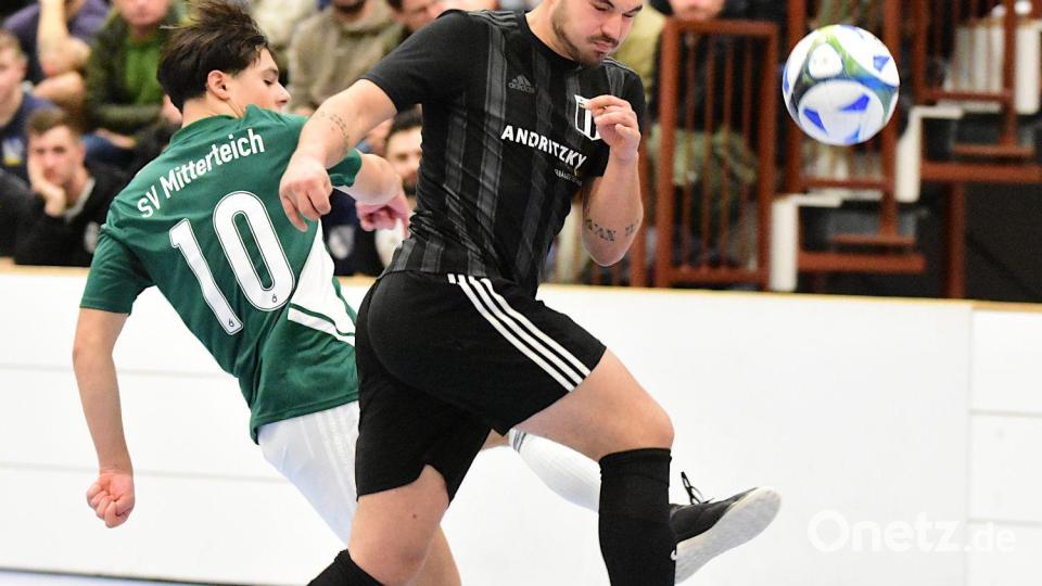Beim Hallenfußballturnier des SV Steinmühle ist immer für Spannung gesorgt. Unser Bild zeigt eine Szene vom Turnier im Januar 2023 zwischen dem SV Mitterteich und TSV Konnersreuth. Bild: Thomas Schrems