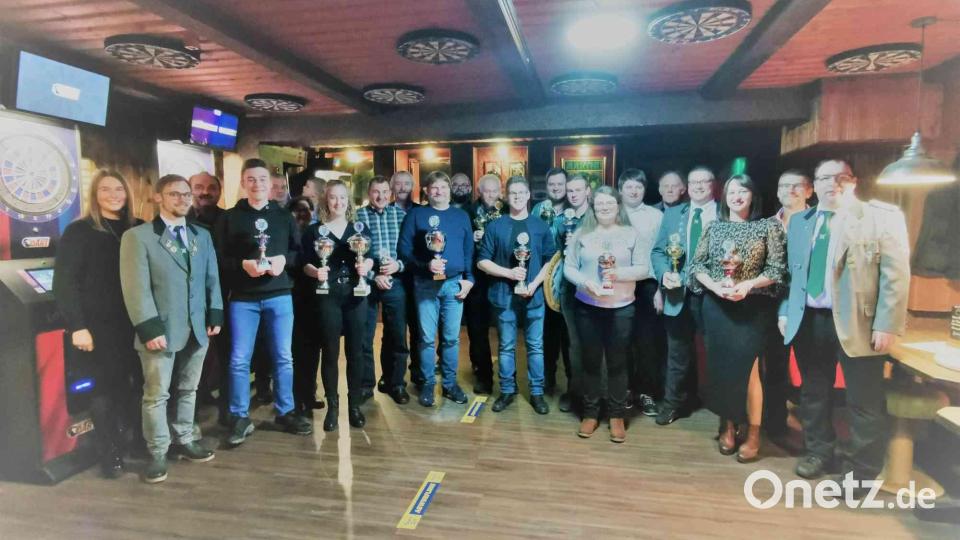 Die zahlreichen Pokalgewinner mit den Pokalspendern. Bild: gz