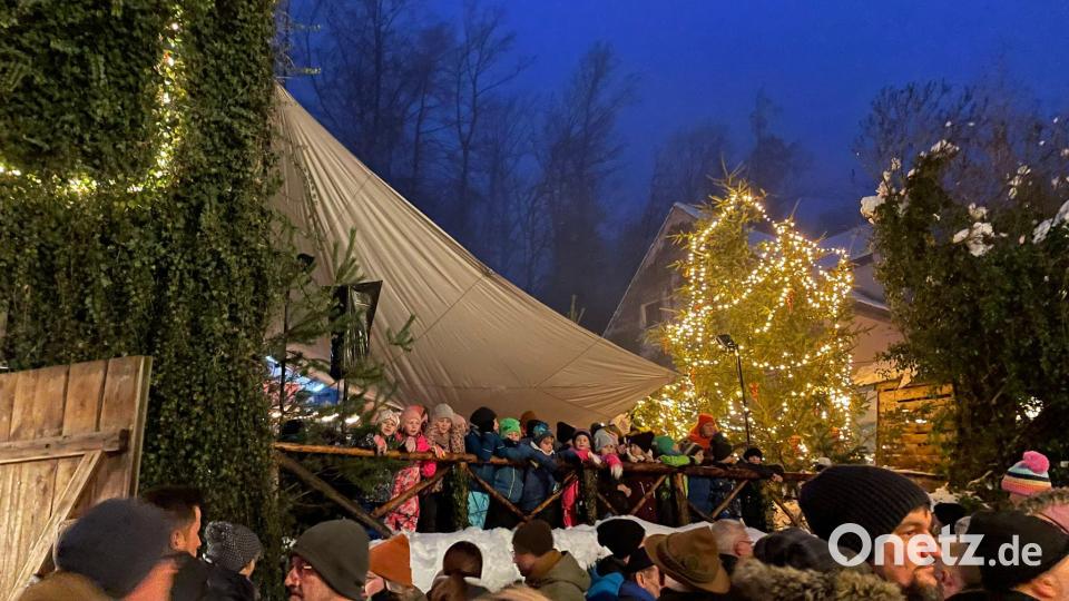 Schulkinder eröffnen den Markt Bild: wec