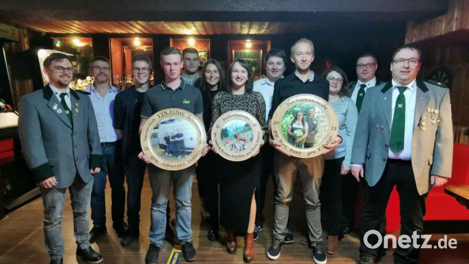 Die Hochzeitsscheiben von Laura Roth und Christian Sterr ging an Carina Dobmeier, die von Nicole Wittmann und Christoph Baier an Fabian Putzer und die Jubiläumsscheibe von Karl Bauriedl an Johannes Distner (4.v.l.). Bild: gz