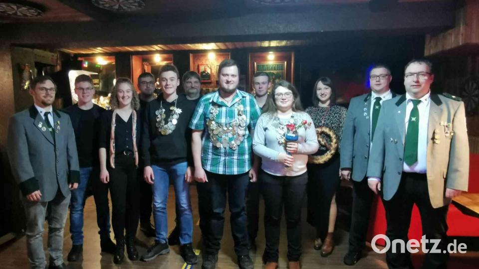 Die Vereinsführung gratuliert der Schützenliesl Nicole Baier, dem Schützenkönig Matthias Pfannenstein und Jugendkönig Josef Distner (Mitte, von rechts) und den Platzierten zu ihren Erfolgen. Bild: gz