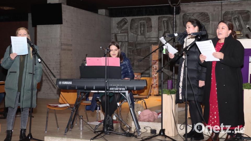 Für eine würdige und stilvolle musikalische Gestaltung des anderen Adventssingens sorgten die Gruppen &quot;das Gitarrentrio&quot;, &quot;Kapo 7&quot; und &quot;SkF &amp; Friends&quot;. Bild: bba