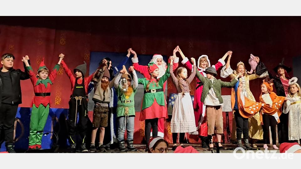 Die Darsteller des Musicals &quot;Deutschland sucht den Weihnachtsmann&quot;. Bild: Kerstin Rustler/exb
