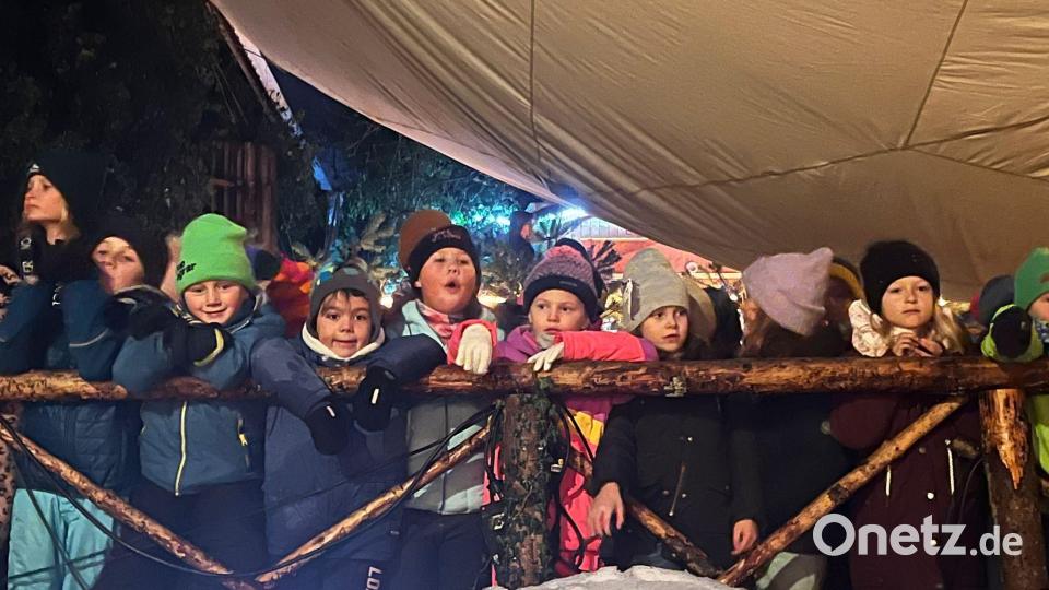 Hier die Schulkinder eröffnen den Markt am Samstagabend Bild: wec
