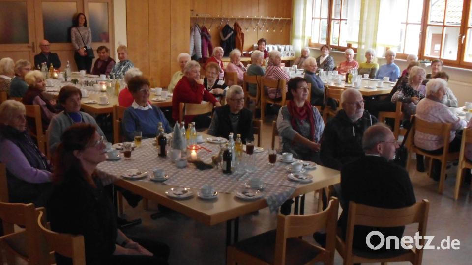 Den ca. 50 Senior*innen, die der Einladung des Pfarrgemeinderates zur Adventfeier gefolgt waren, wurde ein stimmungsvolles Nachmittag beschert. Vorne links im Bild PGR-Sprecherin Beate Dietrich, vorne rechts Stadtpfarrer Johann Hofmann. Bild: u