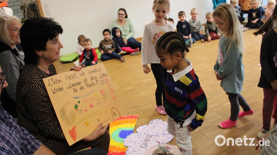 Sehr gerührt war Heidrun Hofmeister, als sie nach 30 Jahren als Kindergartenleiterin von 40 Kindern des AWO Kinderstodl Püchersreuth in den Ruhestand verabschiedet wurde. Bild: prh
