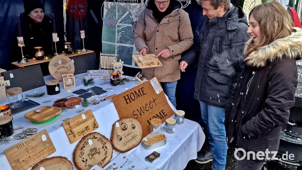 Beim Weihnachtsmarkt des VfB Weiden im Westen der Stadt ist viel Betrieb. Besonders die Adventsartikel sind nachgefragt. Bild: R. Kreuzer