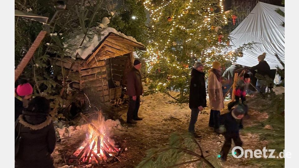 Romantische Feuerstellen sorgen für Wärme und ein idyllisches Ambiente bei der Ebermannsdorfer Burgweihnacht. Bild: wec