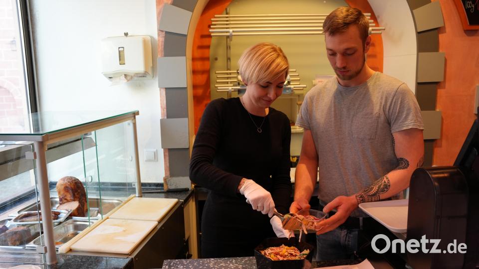 Jaqueline und Matthias Bär portionieren ihre vegane Variante des Wurstsalates. Bild: Sebastian Böhm