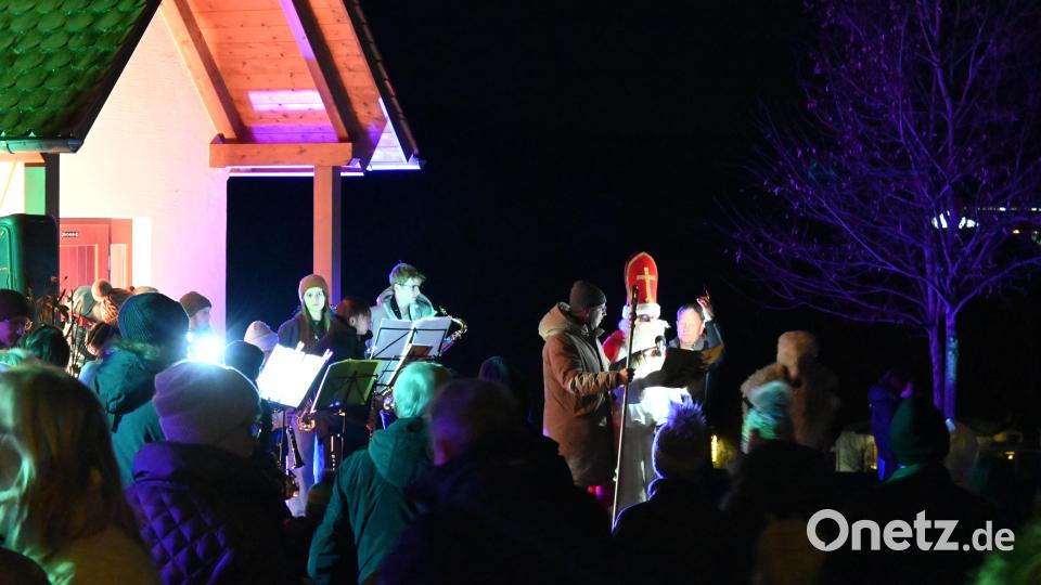 In stimmungsvolles Licht getaucht gestalteten die Bläser von Instrumentallehrerin Daniela Ermer die Waldweihnacht mit Nikolausbesuch. Bild: kki