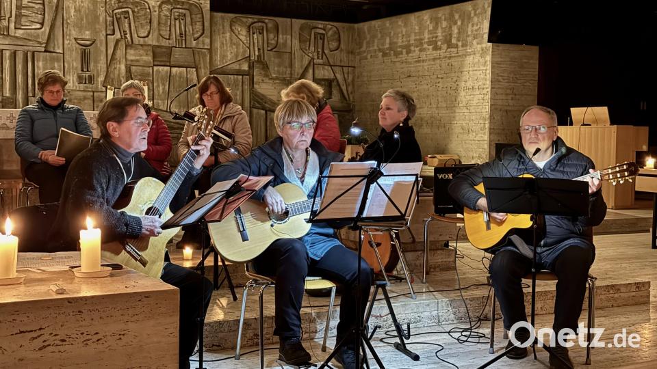 Für eine würdige und stilvolle musikalische Gestaltung des anderen Adventssingens sorgten die Gruppen &quot;das Gitarrentrio&quot;, &quot;Kapo 7&quot; und &quot;SkF &amp; Friends&quot;. Bild: bba