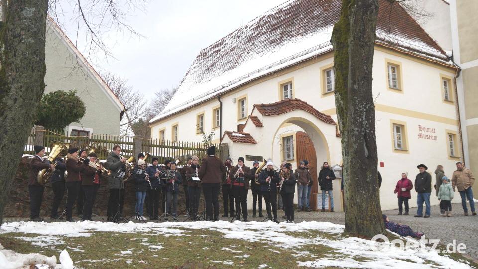Der Seebarner Musikverein begrüßt die Gäste musikalisch. Bild: wel