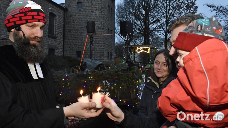 Mit der Flamme der einen Kerze wird die nächste angezündet – so wandert das Friedenslicht von einer Hand zur anderen und kann auch mit nach Hause genommen werden. Bild: Petra Hartl
