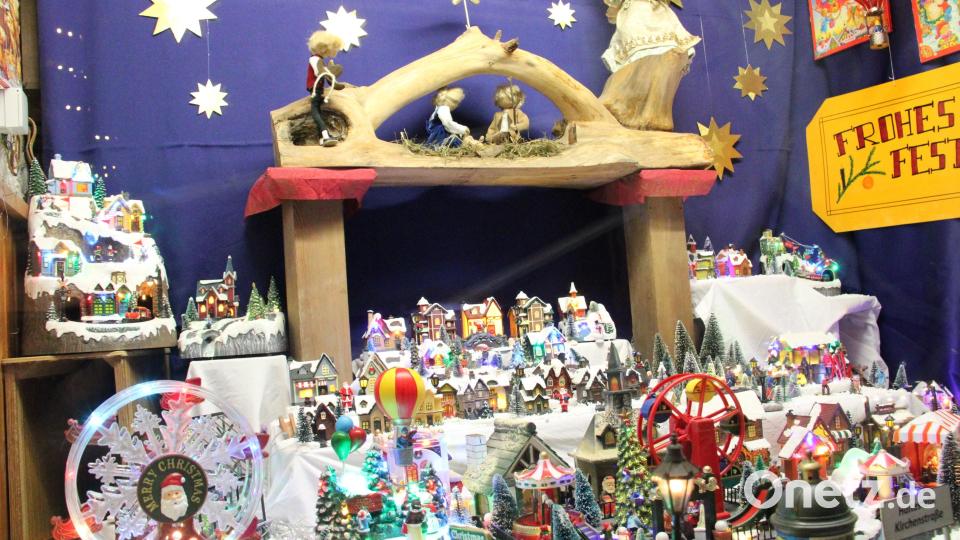 Im Weihnachtswimmelland gibt es so viel zu entdecken. Figuren, Riesenräder, ein Karussell oder auch eine Eisenbahn, die auf Knopfdruck fährt. Bild: prh