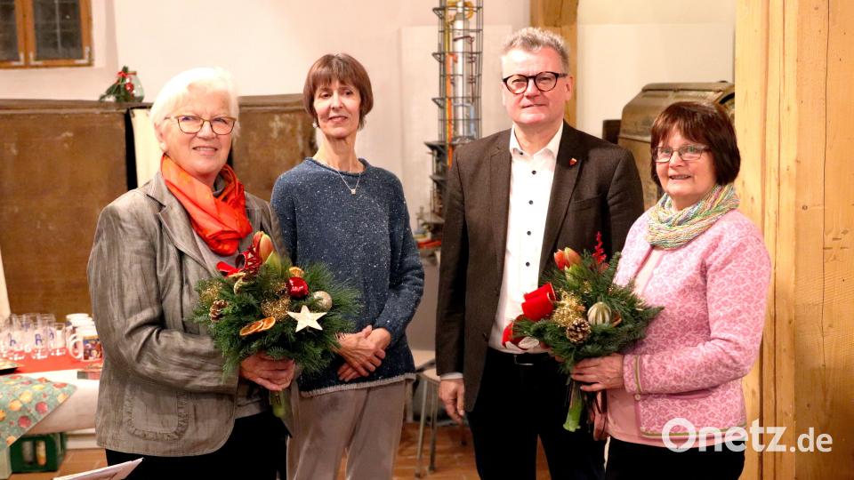 Blumen zum Dank für wertvolle Exponate aus der Bäckereigeschichte: (von links) Wlaltraud Aures, Museumsleiterin Edith Zimmermann, Bürgermeister Michael Göth und Ilse Schumacher. Bild: cog