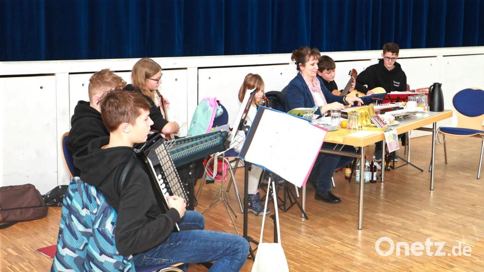 Die Jugendgruppe des Zitherclubs unter der Leitung von Heidi Banzer übernahm den musikalischen Teil. Bild: Jochen Neumann/exb