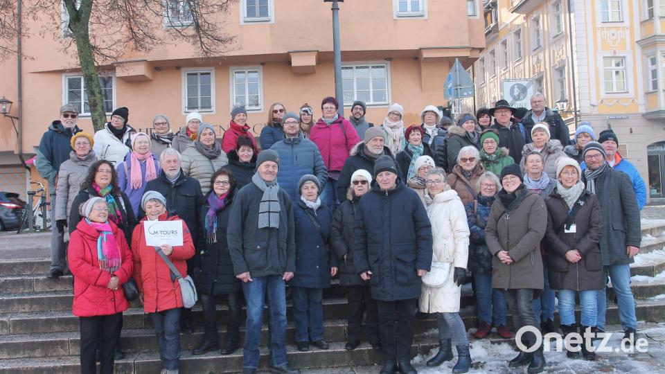 Elke Mandl-Kimmer und Ilona Stadler (vorne, von rechts) genießen mit der Gruppe die Regensburger Altstadt und den Weihnachtsmarkt. Bild: pi