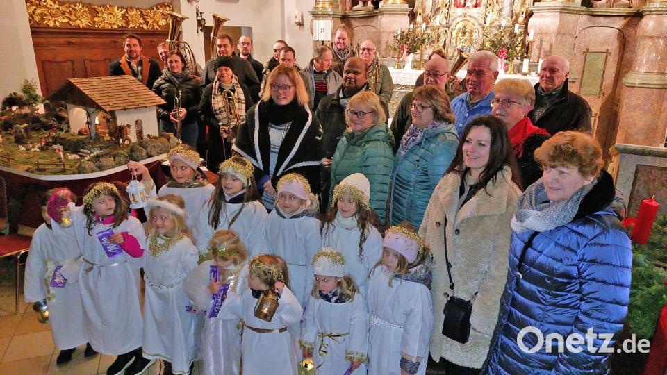 Die Beteiligten des Adventssingens in Premenreuth. Für die Aktion &quot;Lichtblicke&quot; kamen mehr als 500 Euro zusammen. Bild: E. Böhm/exb