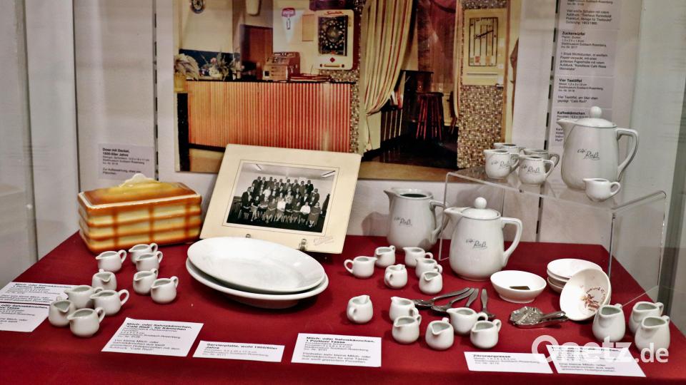 Ältere Besucher werden die Sahnekännchen und Zitronenpressen aus dem legendären Café Rieß sofort wiedererkennen. Bild: cog