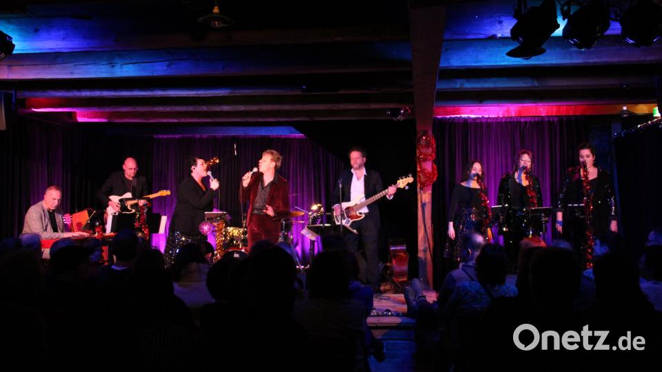 Zwei, die sich auf der Bühne blind verstehen: Steffi Denk und Markus Engelstädter. Das vorweihnachtliche Konzert der besonderen Art riss einmal mehr das Schafferhof-Publikum von Beginn an mit. Bild: prh