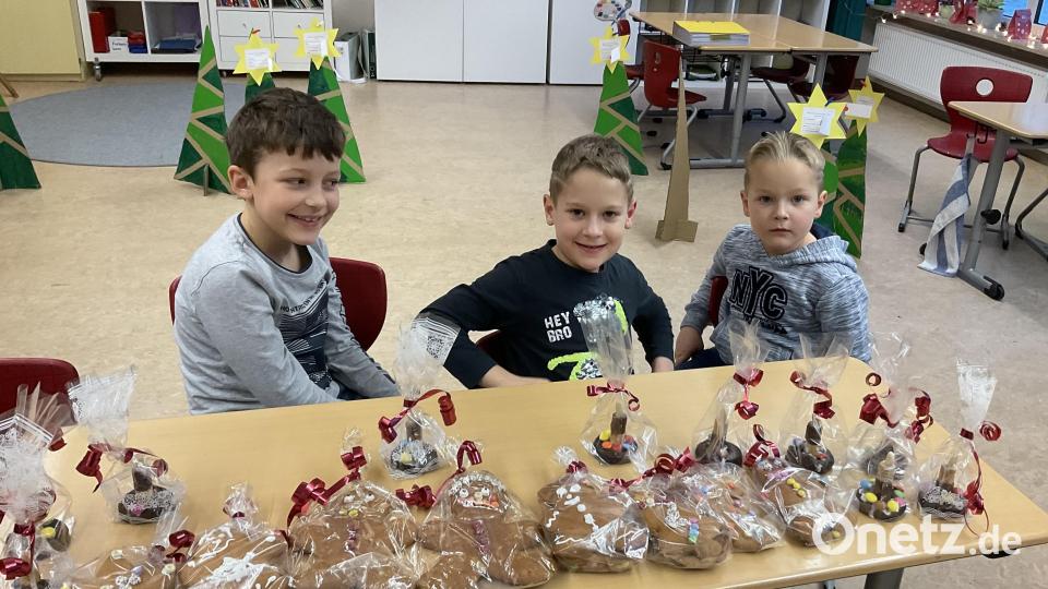 Die Schüler und Schülerinnen boten beim ersten Adventsbasar der Grundschule Mähring viele selbst gefertigte Sachen gegen eine Spende zum Verkauf an. Bild: Grundschule Mähring/exb