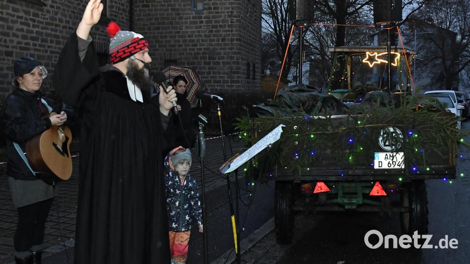 Am Straßenrand sprach Pfarrer David Scherf einen Segen. Bild: Petra Hartl